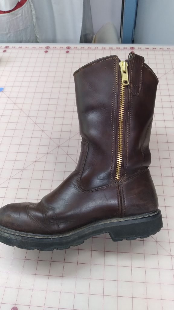 boot with zipper